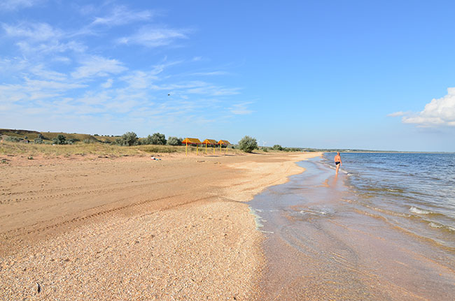Пляж с песком в Новоотрадном