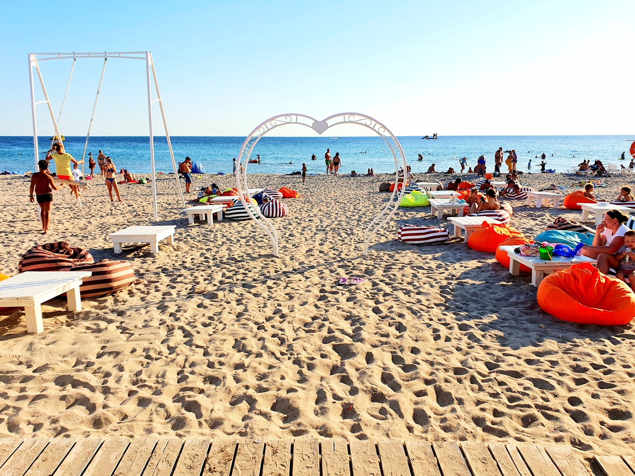 Песчаные пляжи Крыма с белым песком – Штормовое 