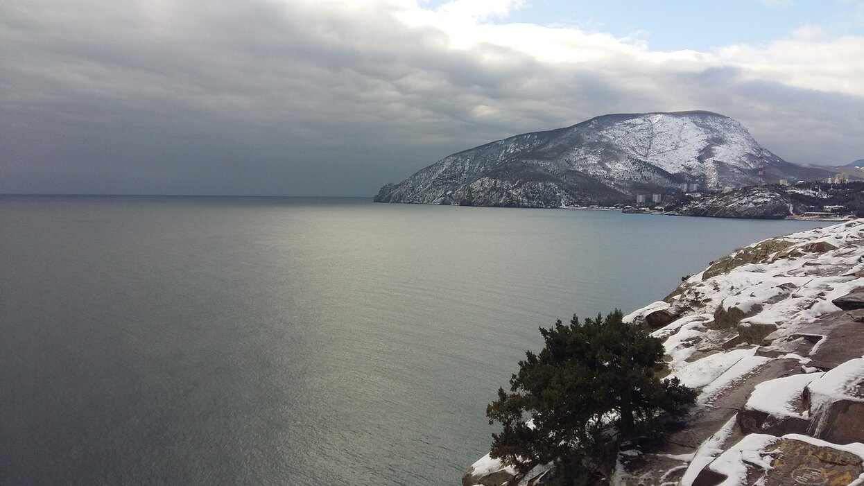 Отдых в Крыму возле моря зимой